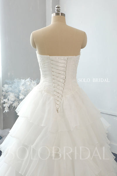 Ivory sweetheart strapless Asymmetrical organza wedding dress 724A2726